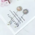 Elegante Detailansicht von Perlenstecknadeln mit irisierenden Strassgänseblümchen - Gänseblümchen-Design (Y1-04) / Gold