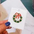 Weihnachts-Kranz-Brosche mit roter Schleife und glänzenden Kristallen auf Präsentationskarte - Weihnachtskranz (A5-76)