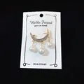 Elegante goldene Mondsichel-Brosche mit Strass und weißen Perlen auf weißem Karton - Gold Mond Perle Stil / Gold (f-14)