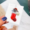 Festliche Weihnachts-Katze in rotem Strumpf Emaille-Brosche mit Perle und Strass-Details - Künstliche Perle Verzierung (A5-51) / Weihnachtssocken-Katze (A5-51)
