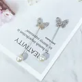 Makro-Detail von Schmetterlings-Anstecknadeln mit Strass und Perlen auf Kunstbuch - Großer Schmetterling (Y1-10)
