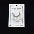 Silberne Mondsichel-Brosche mit Strass und weißen Perlen auf weißer Schmuckkarte - Silberner Mond-Perlen-Stil / Silber (f-15)