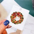 Festliche Weihnachtskranz-Brosche mit roter Schleife und funkelnden Strasssteinen auf Karte - Weihnachtskranz (A5-75)