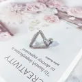 Elegante geometrische Dreiecksbrosche in Silber mit funkelnden Kristallakzenten - Dreieck / Silberweiß