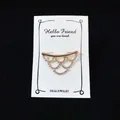 Eleganter kristallbesetzter Taillenversteller-Brosche auf weißer Karte - Gold Fächerform Strass Stil / Gold (f-16)