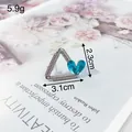 Eleganter silberner Dreiecks-Brosche mit blauem Herzkristall, Größe 3,1x2,3cm, 5,9g - Dreieck / Himmelblau