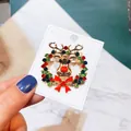 Festliche Weihnachts-Rentier-Brosche mit rot-grünem Strasskranz und Schleife - Elchkopf Kranz (A5-49大)
