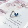 Eleganter silberfarbener geometrischer Dreiecksbrosche mit tiefblauen Herzkristallen - Dreieck / Dunkelblau