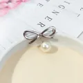 Elegante spilla a forma di fiocco argento con perla bianca pendente per maglioni da donna - Argento Angelo (F-19)
