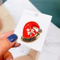 Festliche rote Weihnachtsmützen-Brosche mit elegantem Goldrand und Kristallschleifen-Detail - Weihnachtsmütze (A5-41)