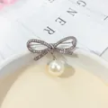 Elegante spilla a fiocco in argento con pietre e un ciondolo di perla - Strass Argento (A6-21)