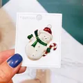 Festliche Weihnachts-Schneemann-Brosche aus weißem Emaille mit rotem Hut und grünem Schal - Schneemann mit Krücke (A5-42)