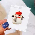 Süße Weihnachts-Schneemann-Brosche mit rotem Hut und Kristallen auf weißer Papierkarte. - Schneemann mit rotem Schal (A5-43)