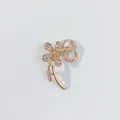 Eleganter vergoldeter Blumen-Brosche mit funkelnden weißen Strasssteinen auf Weiß. - Vierblättriges Blumen-Design (A10-90)