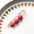 Eleganter goldfarbener Sicherheitsnadel-Brosche mit drei roten matten Perlen und Strass. - Mattrot Drei Perlen Stil (A-42)