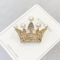 Eleganter goldfarbener Kronen-Brosche mit Strasssteinen und Perlen auf einer Displaykarte - Perlenverzierter Kronen-Stil (A2-37)