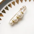 Elegante goldene Sicherheitsnadel-Brosche mit drei abgestuften Perlen und Strasssteinen - Farbverlauf Drei Perlen Stil (A-48)