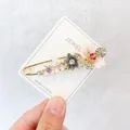 Eleganter goldfarbener Sicherheitsnadel-Brosche mit rosa und grauen Blumen und Strass - Bauhinia-Stil (DZ02511) / Rosa