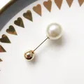 Eleganter minimalistischer goldfarbener Pin-Brosche mit großer weißer Perle und Goldkugel - Goldkugel Einzelperle Stil (A-37)