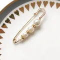Eleganter goldener Sicherheitsnadel-Anstecker mit fünf weißen Perlen und Glitzersteinen - Farbverlauf Fünf Perlen Stil (A-49)