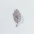 Eleganter silberner Federanstecker mit funkelnden Strasssteinen für moderne Damen - Voller Strass Feder Stil (A10-89)