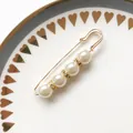 Eleganter goldener Sicherheitsnadel-Broschen mit vier weißen Perlen und glitzernden Straß - Vier Perlen Strass Stil (A-50)