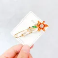 Eleganter orangefarbener Tulpen-Blumen-Brosche-Anstecker mit Kristallen für Schals - Lilien-Stil (DZ02511) / Champagner