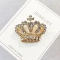 Eleganter goldener Kronen-Brosche-Anstecker mit funkelnden klaren Strasssteinen - Kreuz Kronenstil (A2-39)