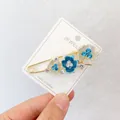 Eleganter goldener Blumen-Broschen-Anstecker mit blau-weißen Blüten für Damen-Schals - Rosen-Stil (DZ02511) / Blau