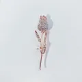 Elegante roségoldene Tulpenbrosche mit funkelnden Strasssteinen und weißer Perle - Perlen-Tulpen-Design (A10-76)