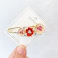 Blumige Sicherheitsnadel-Brosche mit emaillierten Blüten und rosa Kristallen darauf - Rosen-Stil (DZ02511) / Rosa