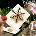 Eleganter Schneeflocken-Weihnachtsanstecker mit roten und schwarzen Strasssteinen auf Karte - Schneeflocke (A5-37)