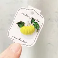 Kreative gelbe Kürbis-Emaille-Brosche mit grünen Blättern, modische Anstecknadel aus Legierung - Kürbisform Stil (A10-4)