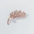 Eleganter blattförmiger Brosche in Roségold mit Kristallen und Perle im süßen koreanischen Stil. - Kunstperle Blatt Stil (A10-77)