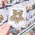 Detailansicht einer Blumenbrosche aus Legierung mit Süßwasserperle und Strass - Doppelblumen Stil