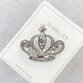 Eleganter Kronen-Anstecker aus Silberlegierung mit funkelnden Strasssteinen auf Karte - Schillernder Kronen-Stil (A2-44) / Silber