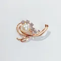Eleganter vergoldeter Herz-Pflanzen-Brosche mit einer weißen Perle und Kristallen - Herz-Pflanzenlinien (A10-94) / Gold
