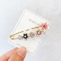 Eleganter Blumen-Broschen-Pin mit bunten Kristallen und Gold-Finish auf Karte - Pflaumenblüten-Stil (DZ02511) / Rosa