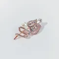 Eleganter herzförmiger Blumen-Brosche in Roségold mit Strasssteinen und Perlen für Damen. - Herzform Kunstperle Pflanzenstil (A10-79)