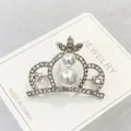 Elegante silberfarbene Kronenbrosche mit Kunstperlen und funkelnden Strasssteinen - Doppelperlen Kronenstil (A2-46)