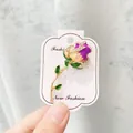 Feine elegante Rosen-Anstecknadel mit lila Emaille und Strass auf weißer Karte - Lila Rosenstil (A10-8)