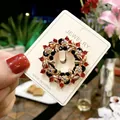 Eleganter Weihnachts-Kranz-Broschen-Anstecker mit roten und schwarzen Strasssteinen in Gold - Schwarz Roter Kranz (A5-33)