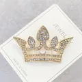 Elegante goldene Kronen-Brosche mit funkelnden Strasssteinen für Anzüge und Kleider. - Klassischer Kronenstil (A2-47)