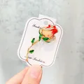 Eleganter Rosenblüten-Brosche mit rotem Emaille-Tropföl und klaren Strasssteinen - Roter Rosenstil (A10-9)