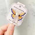 Schmetterling Brosche mit farbiger Emaille Strasssteinen und großer Perle in der Mitte - Strass Schmetterling Stil (A10-10)