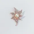 Eleganter roségoldener Blumenbroschen-Anstecker mit Strasssteinen und Perle - Pflanzen-Blumen-Stil (A10-74) / Roségold