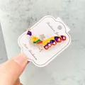 Bunte Pfau-Brosche mit funkelnden Strasssteinen und farbiger Emaille auf einer Display-Karte - Pfau-Stil (A10-14) / bunt