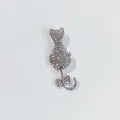 Eleganter silberner Katzenbrosche mit funkelnden Strasssteinen und blauem Detail - Strass Katze Schleife Stil (A10-96)