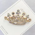Edle goldene Kronen-Brosche mit funkelnden Strasssteinen, hochwertiger Anzugschmuck - Spitzkronen-Stil (A2-49) / Gold