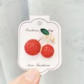 Eleganter Kirsch-Strass-Broschenstift in Rot mit goldenem Stiel auf Schmuckkarte - Kirsch-Stil (A10-17) / Rot